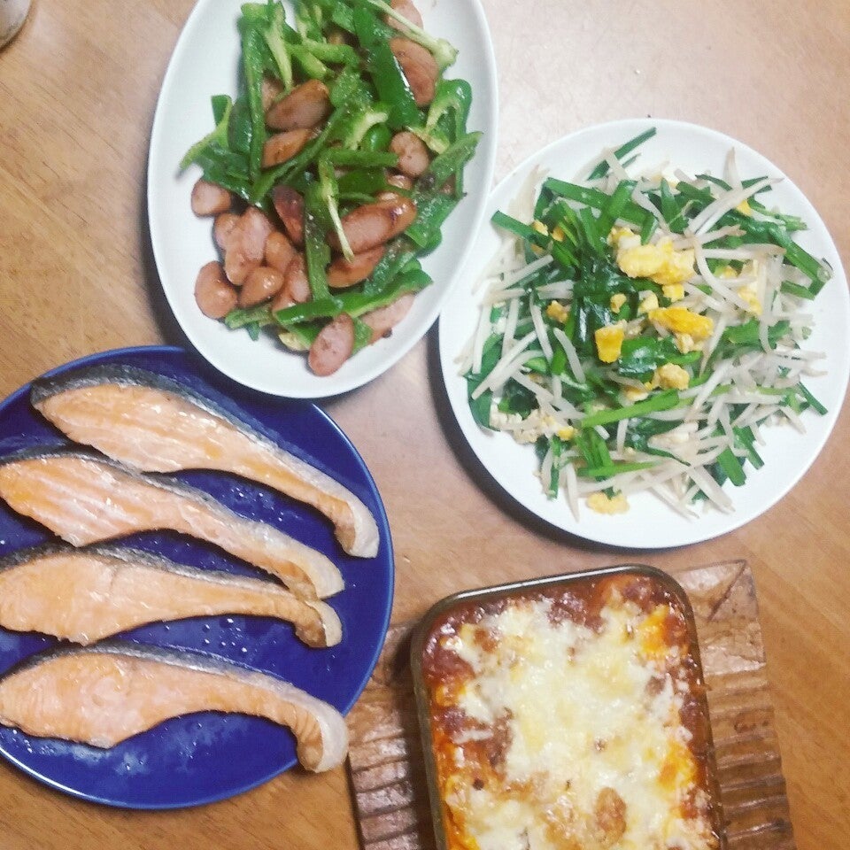 塩焼き鮭、ニラ玉もやし、ポテトチーズ焼き、ピーマンウインナー