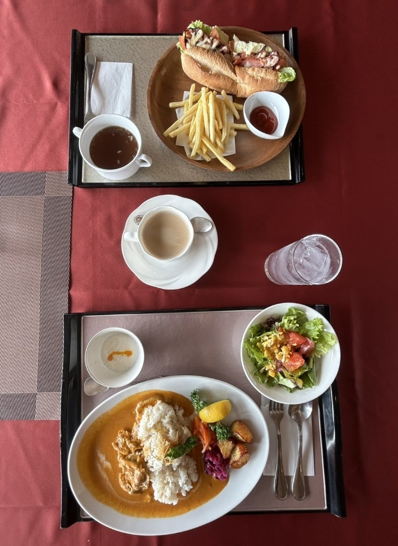 コースを見ながらのゴルフ場ランチの画像