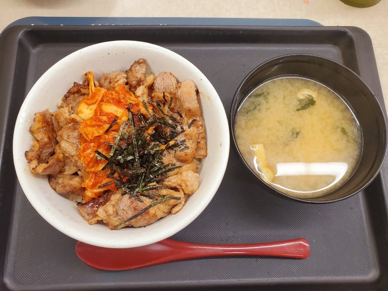 増量中のカルビとキムチの丼の画像