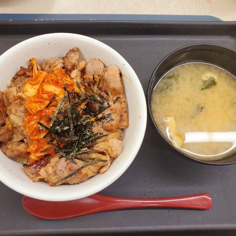 増量中のカルビとキムチの丼の画像