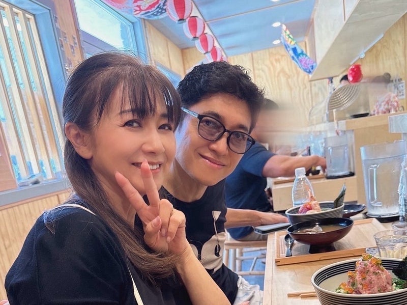 薬丸裕英 妻とHawaiiでの海鮮丼の画像