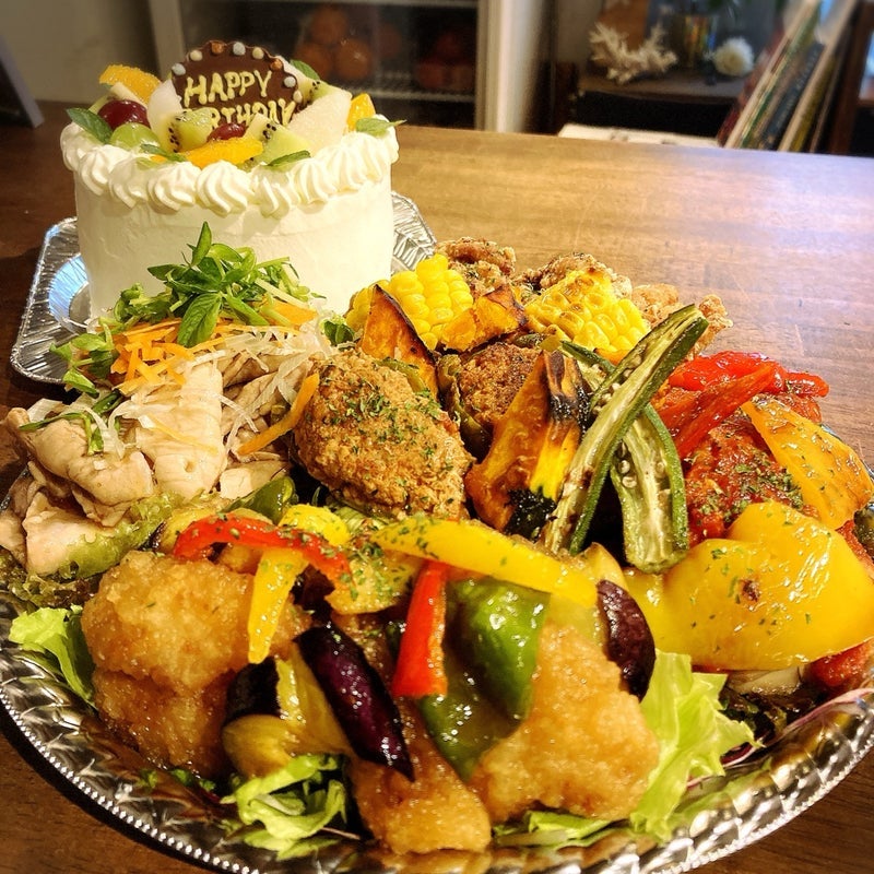 ホームパーティーやお祝い用のケーキの画像