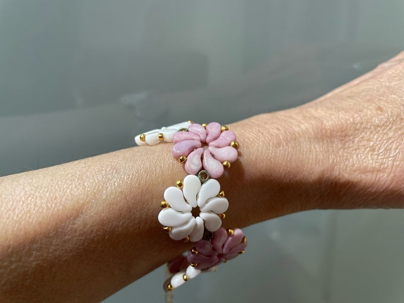 気持ちが上がるビーズのブレスレットの画像