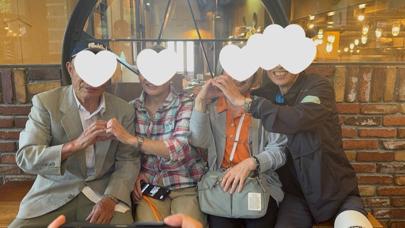 言われずにハートを作った兄弟姉妹の画像