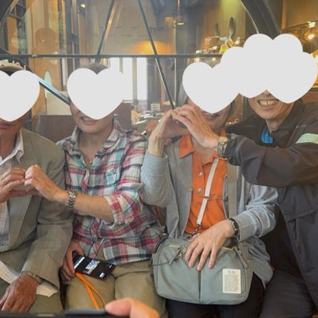 言われずにハートを作った兄弟姉妹の画像