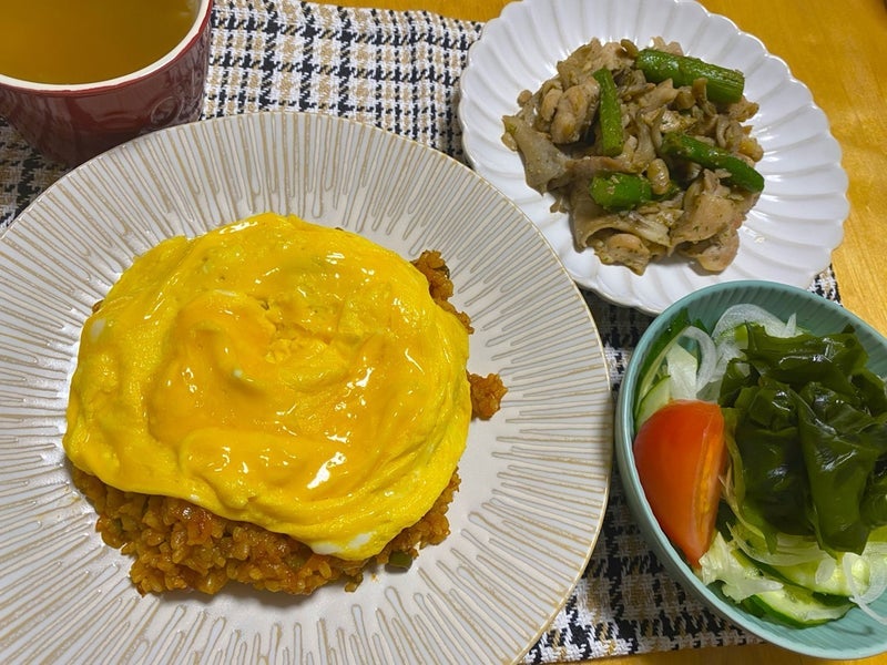卵のせただけオムライスとスープの画像