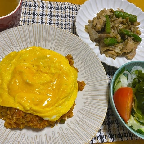 卵のせただけオムライスとスープの画像