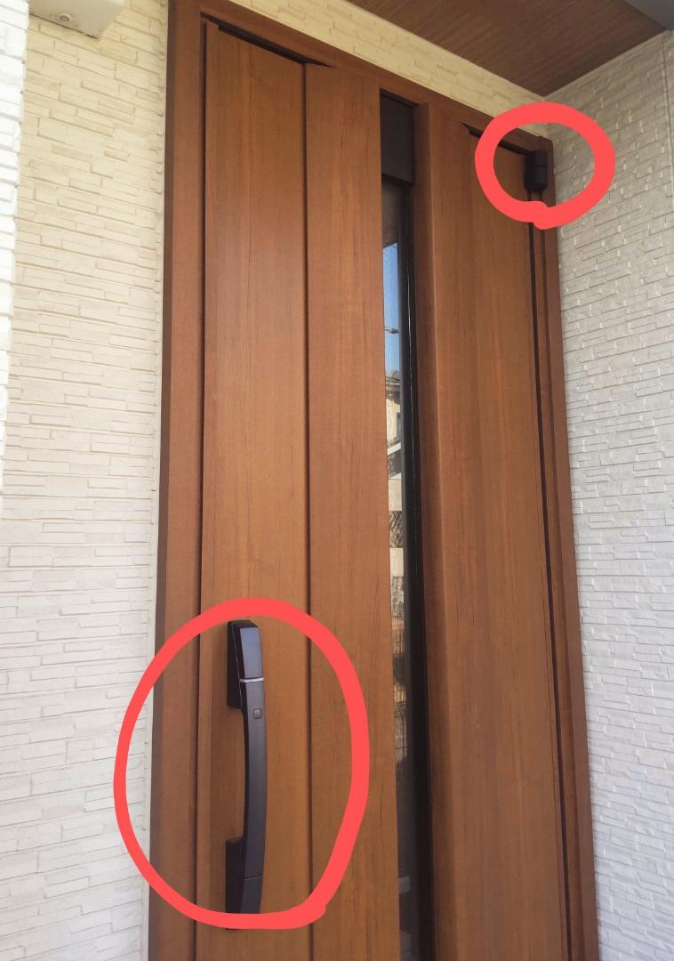 違和感を抱いた近所の玄関ドアの画像