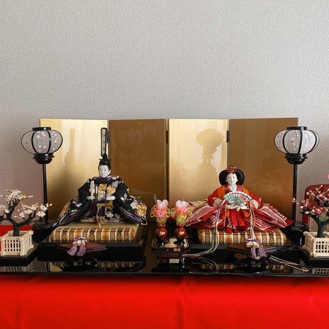 小学一年生の娘と飾ったひな人形の画像