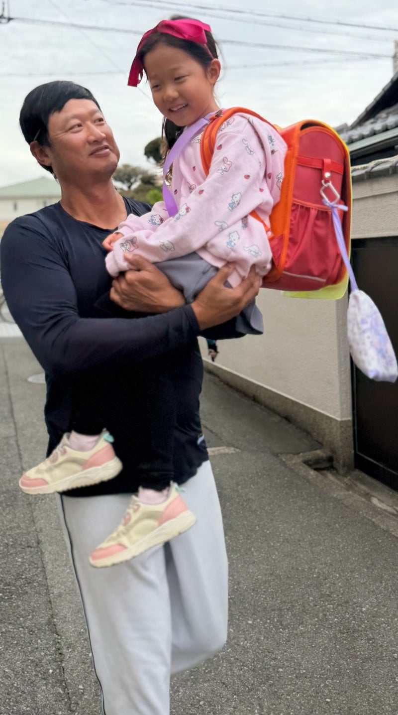 小原正子 娘を何歳までも抱っこする夫の画像