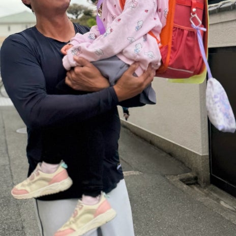 小原正子 娘を何歳までも抱っこする夫の画像