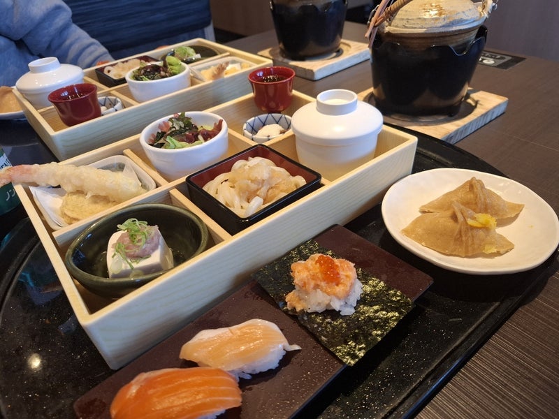 豪華な土瓶蒸し付きランチ御膳の画像