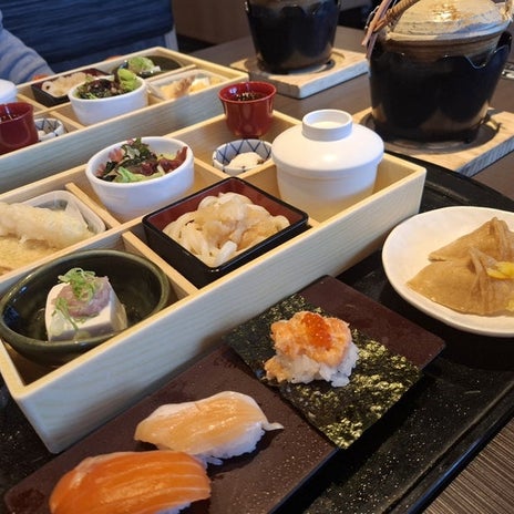 豪華な土瓶蒸し付きランチ御膳の画像