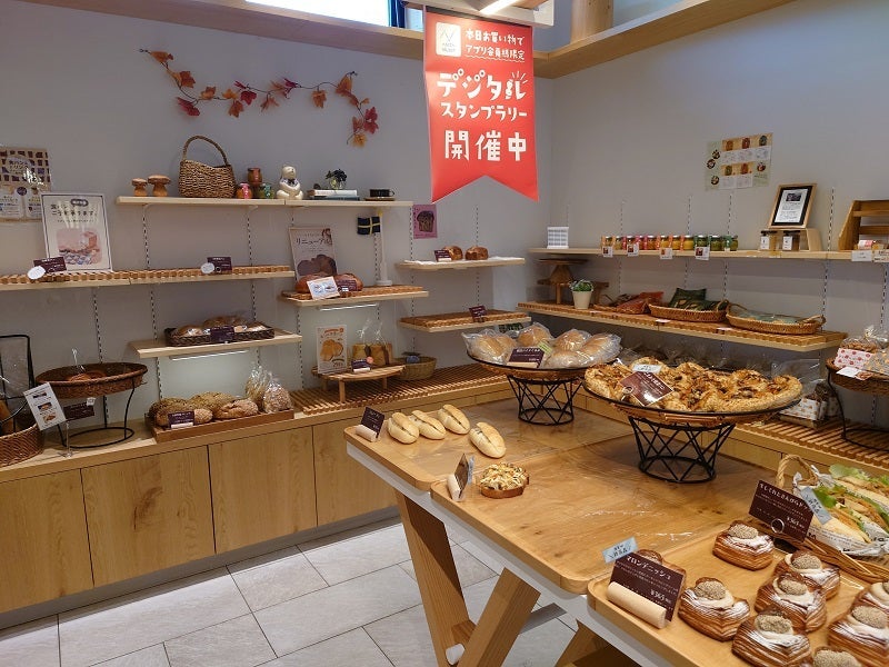 お客さんが絶えない人気のパン屋さんの画像