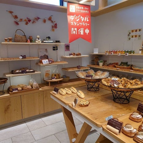 お客さんが絶えない人気のパン屋さんの画像