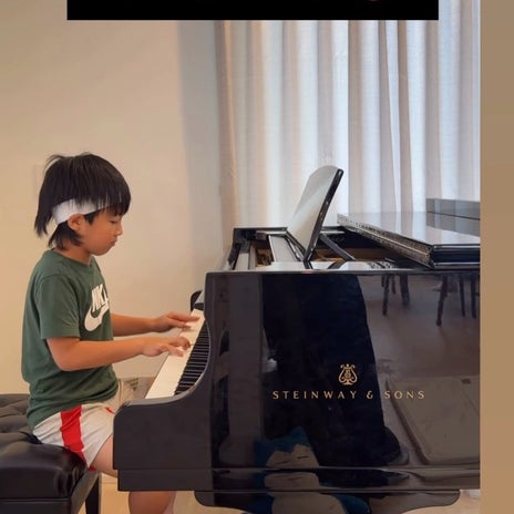 アレク 息子のピアノとサッカー練習の画像
