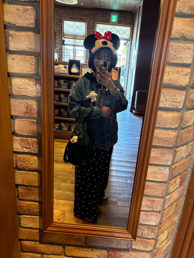 外で明るいカラーになるコーデ詳細の画像