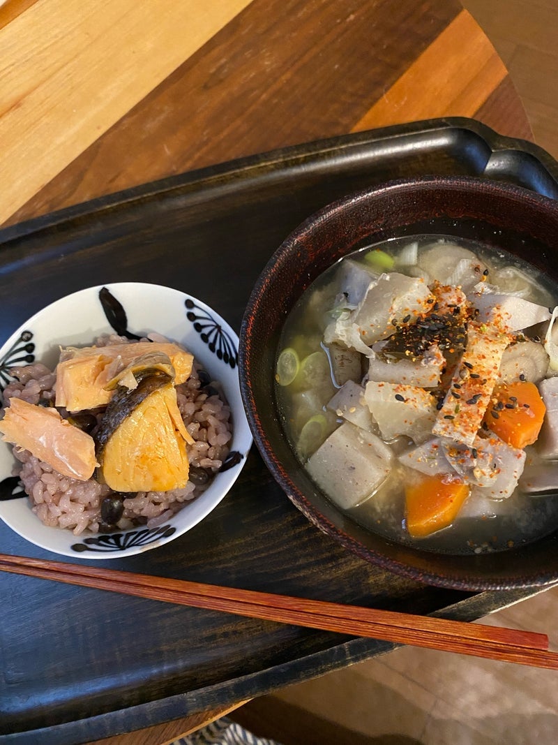 ヨガ前の早朝に食べた豚汁と鮭の画像