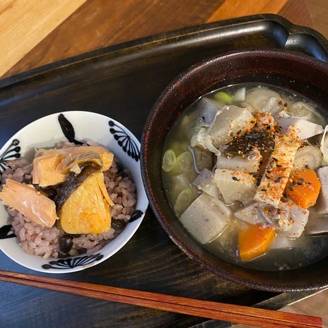 ヨガ前の早朝に食べた豚汁と鮭の画像