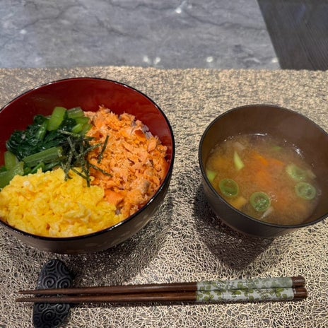 堀ちえみ 彩りきれいな朝食丼の画像