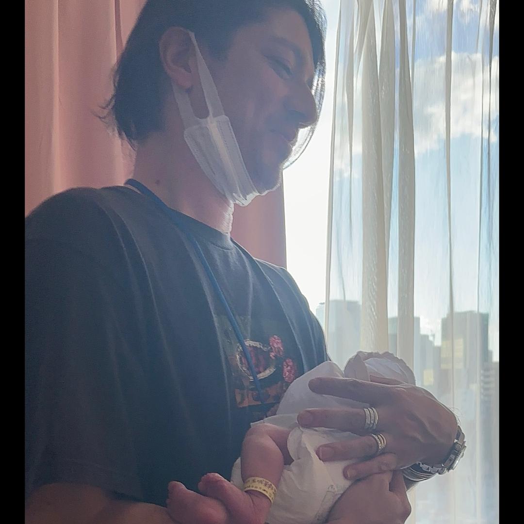 ギャル曽根baby抱っこし夫が緊張の画像