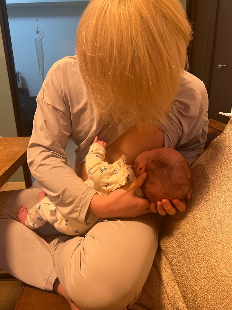 母乳が出るのを羨ましがる赤ちゃんの画像