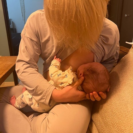 母乳が出るのを羨ましがる赤ちゃんの画像