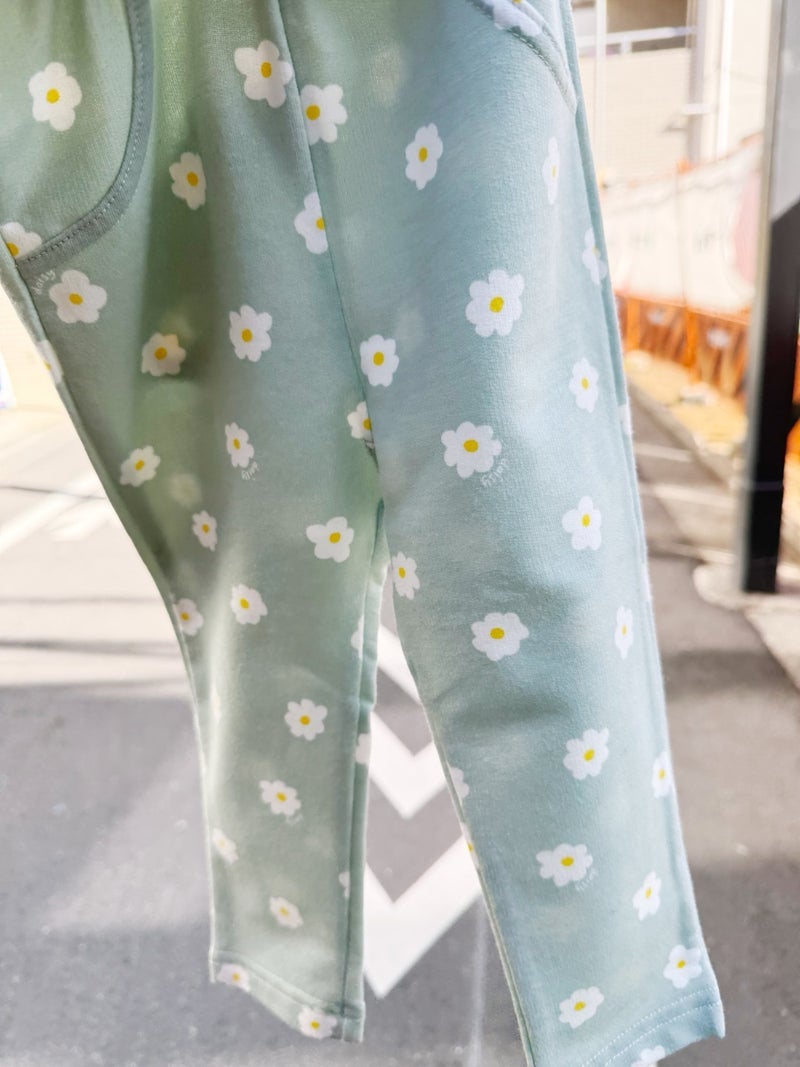 AKINA 助かった600円のズボンの画像