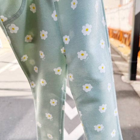 AKINA 助かった600円のズボンの画像