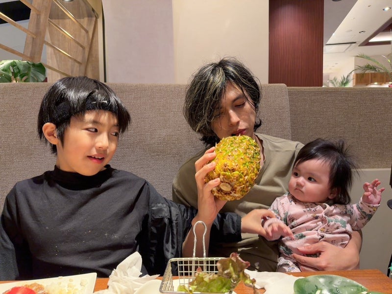 アレク パイナップルが気になる次女の画像