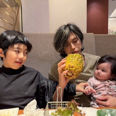 アレク パイナップルが気になる次女の画像