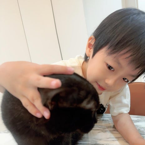 川崎希 息子が愛猫にマッサージの画像