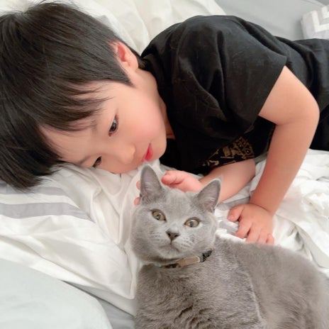 川崎希 愛猫と一緒に寝てる息子の画像