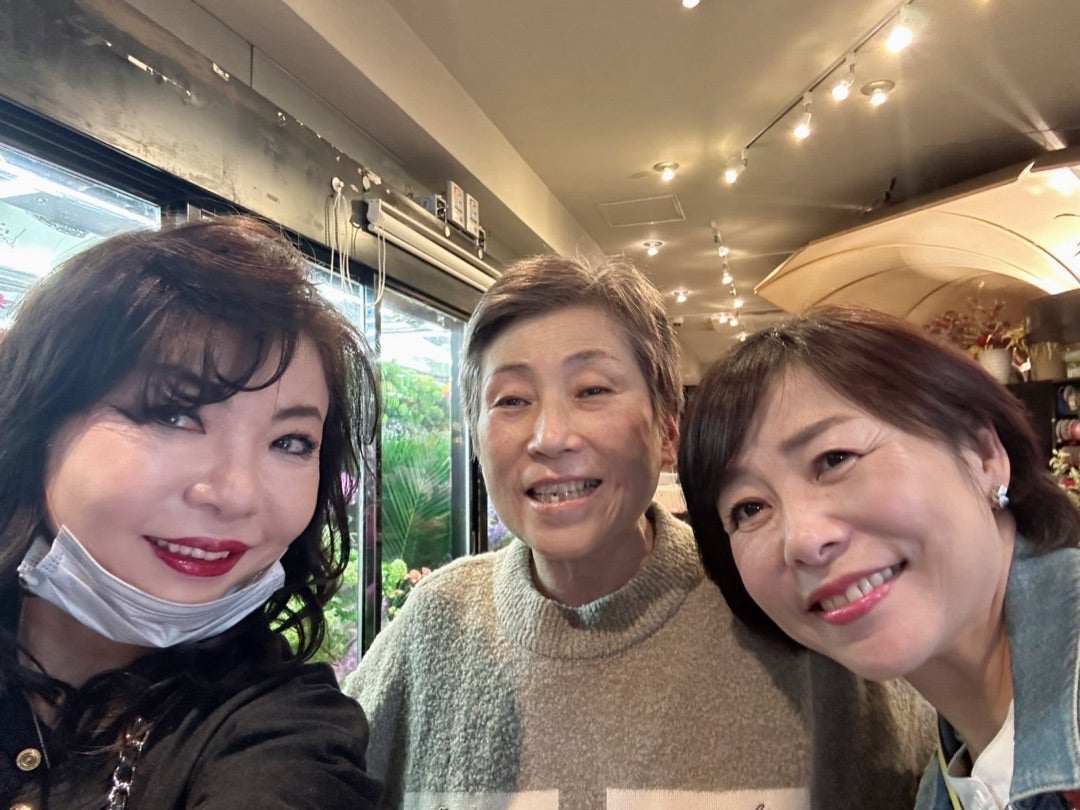 モモコ 隣の席に「お花屋さん」