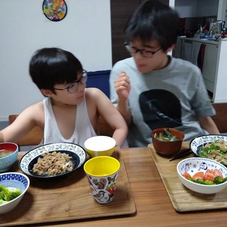 山田花子「こら！」食事中の子達の画像