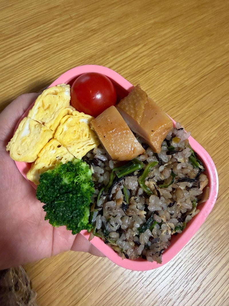 チャーハンと必須の卵焼きの娘弁当の画像