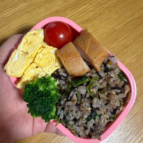チャーハンと必須の卵焼きの娘弁当の画像