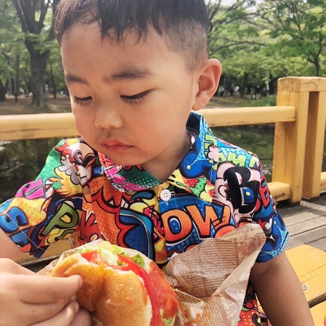 最近変な食べ方をする3歳の息子の画像