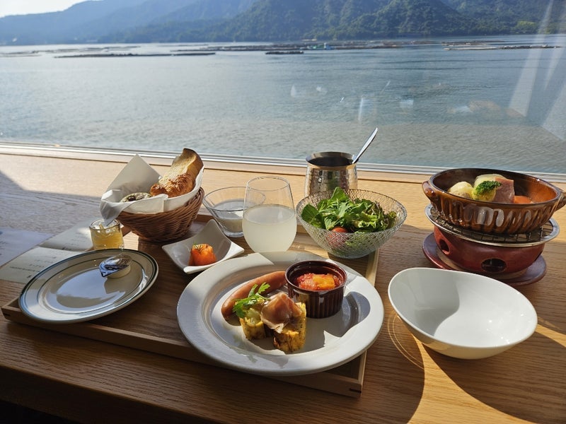 息子が和食で私が洋食の朝食の画像