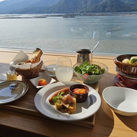 息子が和食で私が洋食の朝食の画像