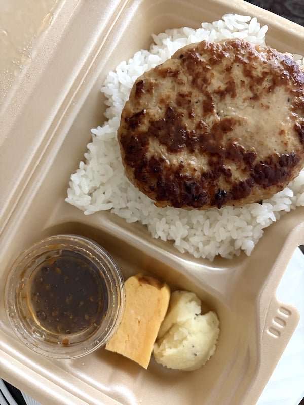 噛んだ瞬間肉汁が溢れるハンバーグの画像