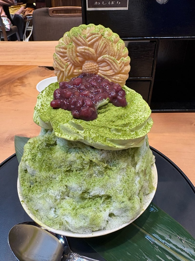 抹茶のかき氷とコメダのかき氷の画像