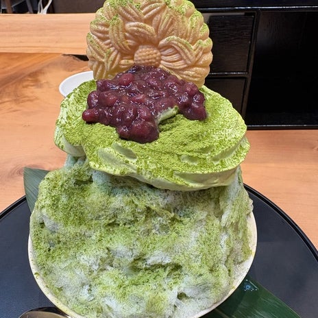 抹茶のかき氷とコメダのかき氷の画像