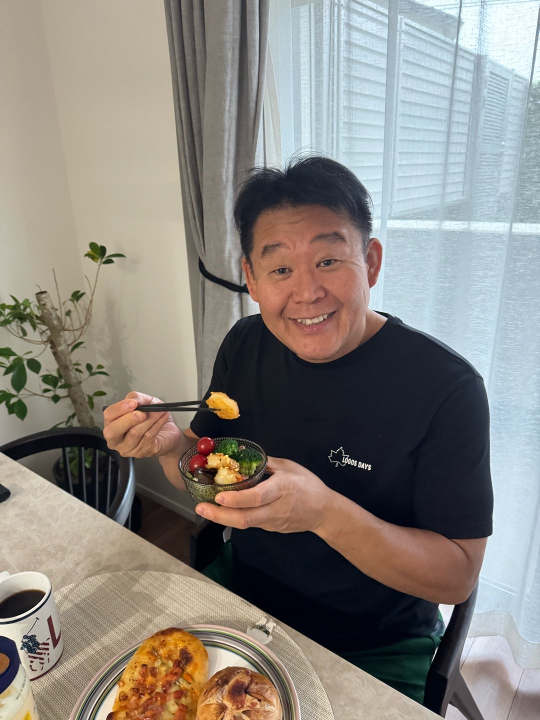 若乃花 娘達を思いながら朝ご飯