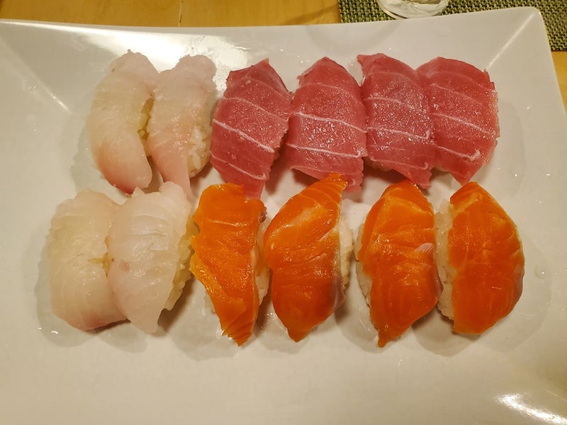 刺身三点盛からできた握り寿司の画像