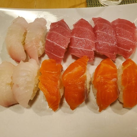 刺身三点盛からできた握り寿司の画像