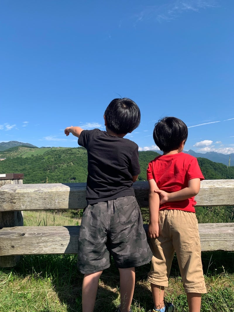 弟妹の面倒を見る長男とテレビ見る母の画像