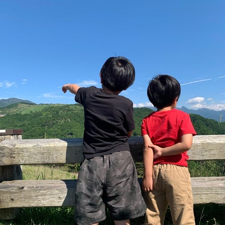 弟妹の面倒を見る長男とテレビ見る母の画像