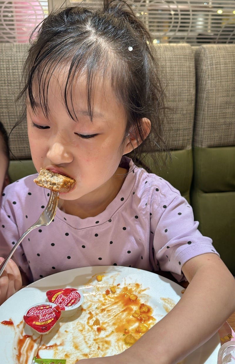 お腹ぺこぺこの凄い食べっぷりの画像