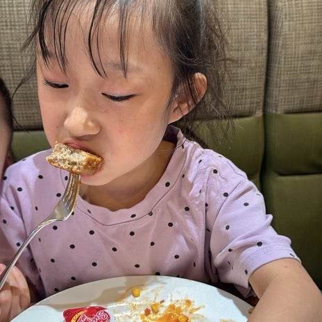お腹ぺこぺこの凄い食べっぷりの画像
